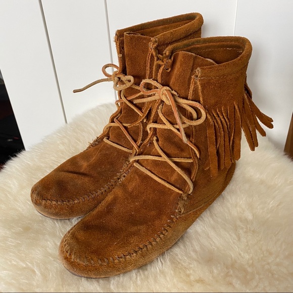 Minnetonka Moccasins Fringe Suede Ankle Booties - Picture 3 of 4